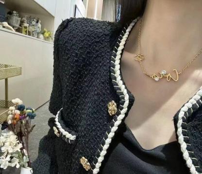 Elegant and delicate double C logo necklace