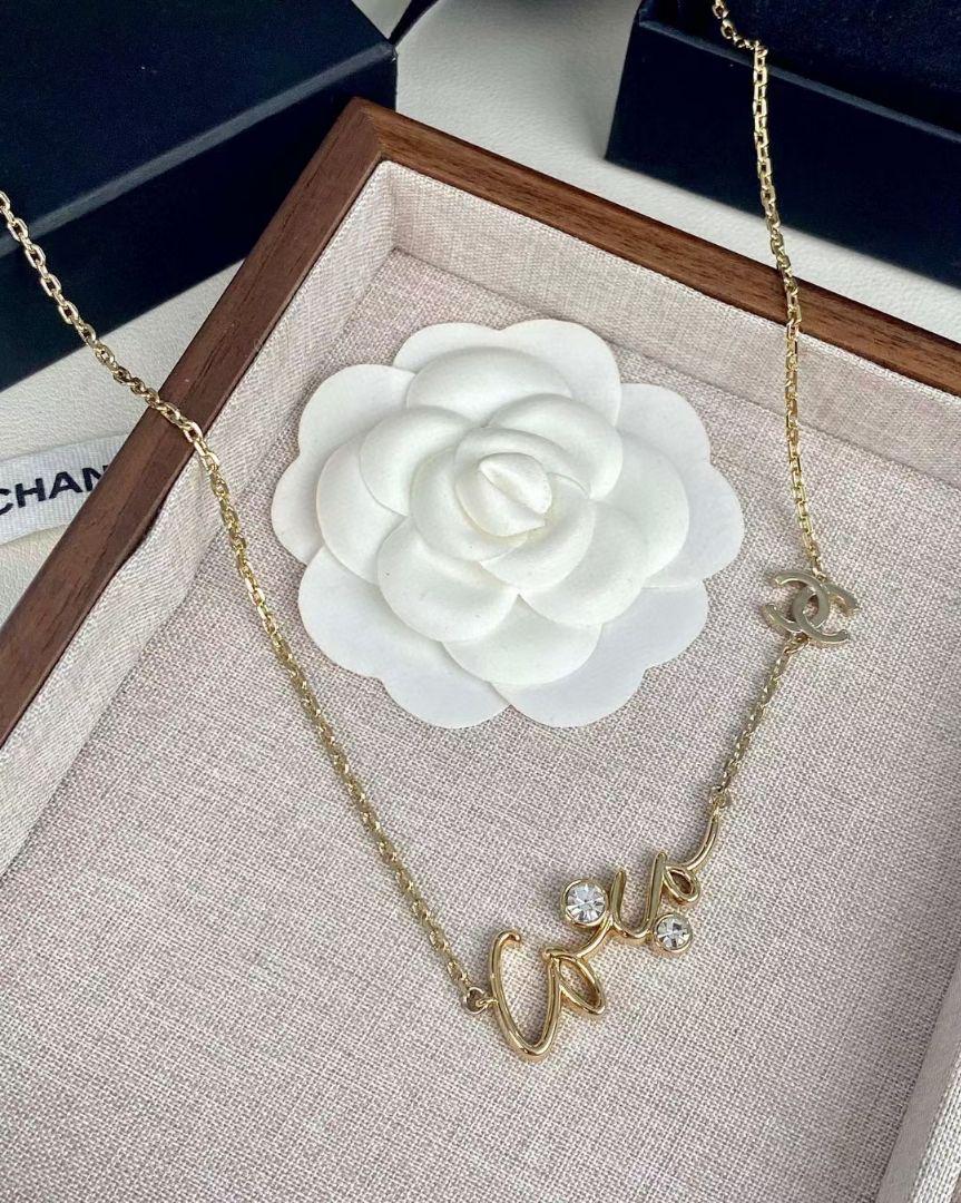 Elegant and delicate double C logo necklace
