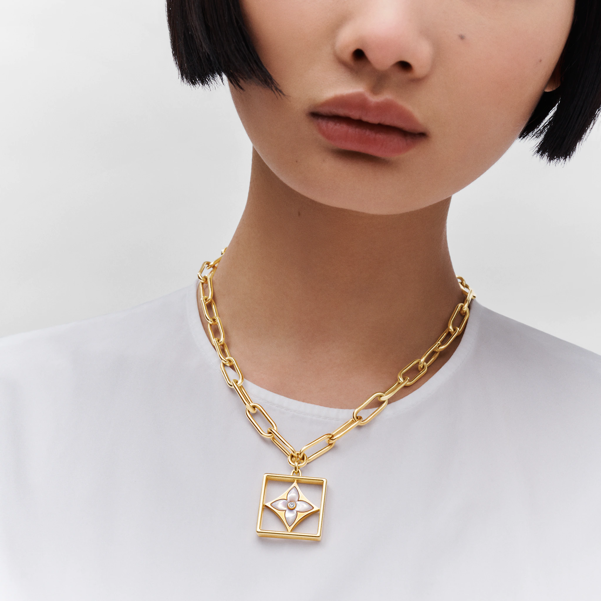 B Blossom Necklace, Yellow Gold, White Mother-Of-Pearl And Diamonds