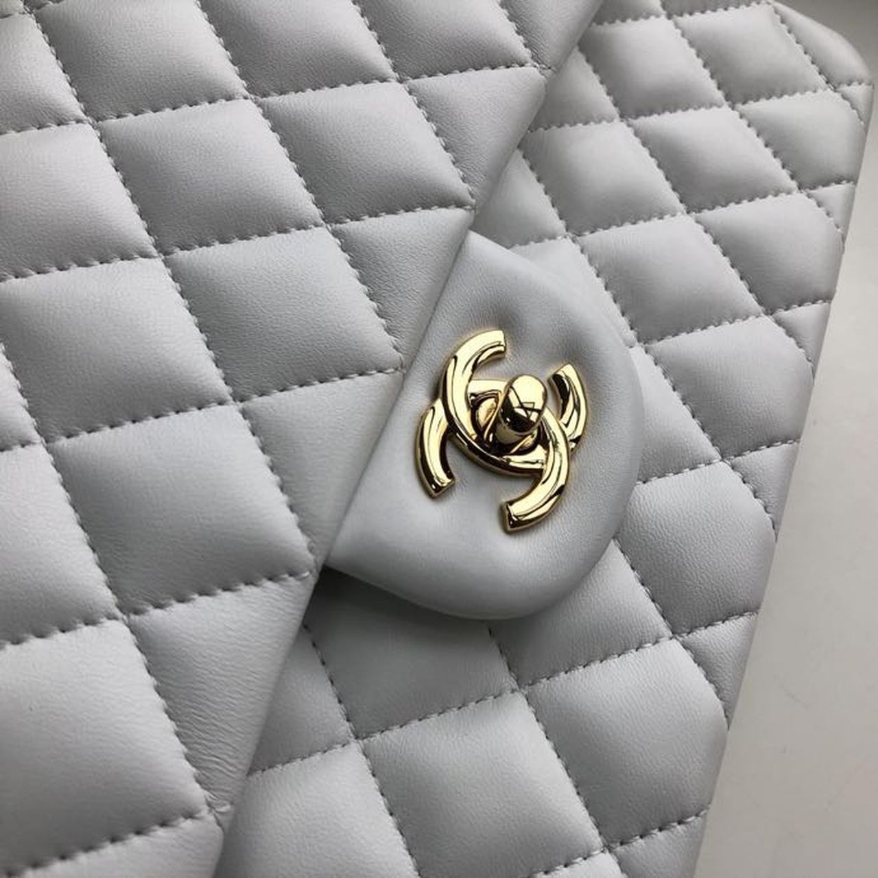 Chanel Classic Handbag Gold Toned Hardware White For Women, Women&#8217;s Bags, Shoulder And Crossbody Bags 10.2in/26cm A01112