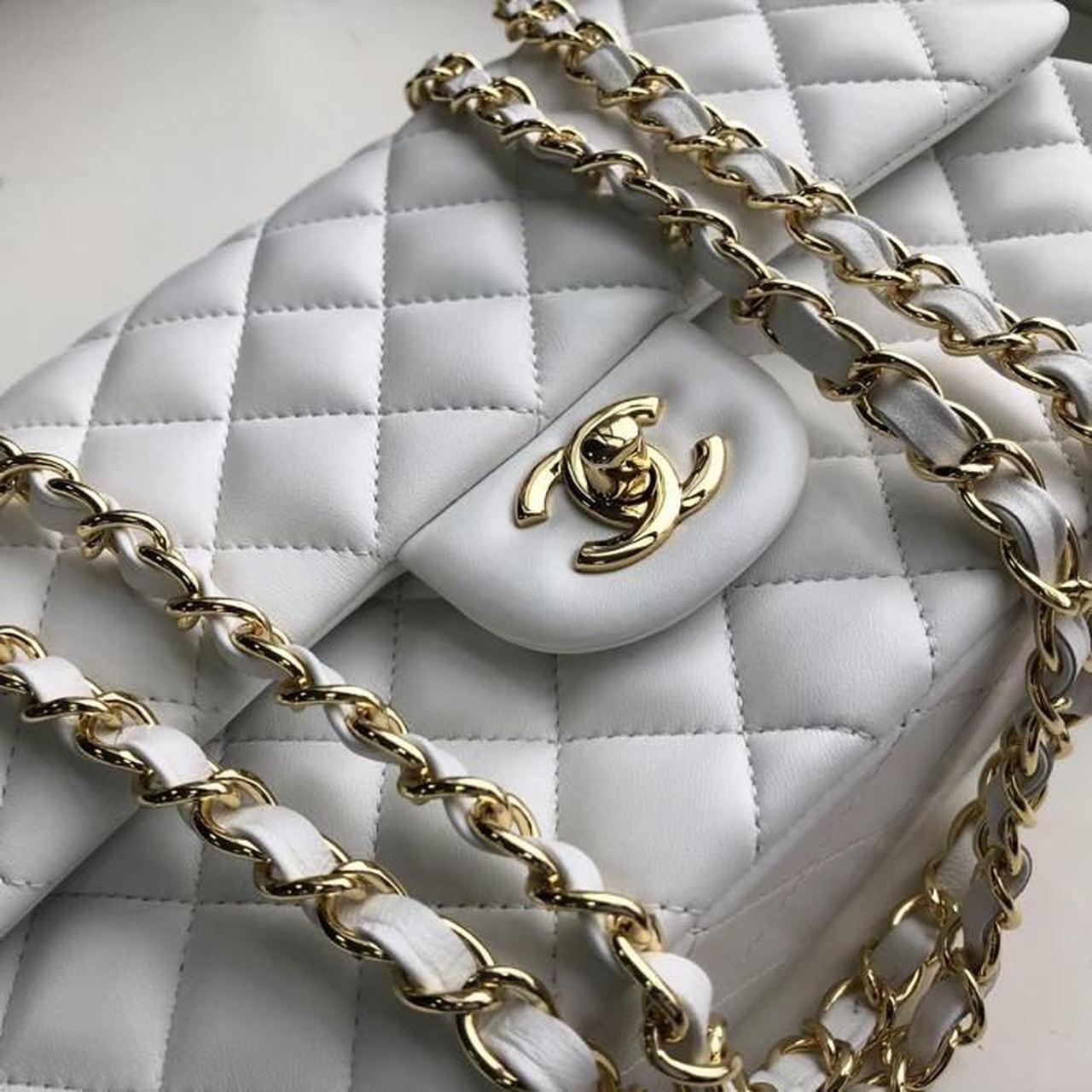 Chanel Classic Handbag Gold Toned Hardware White For Women, Women&#8217;s Bags, Shoulder And Crossbody Bags 10.2in/26cm A01112