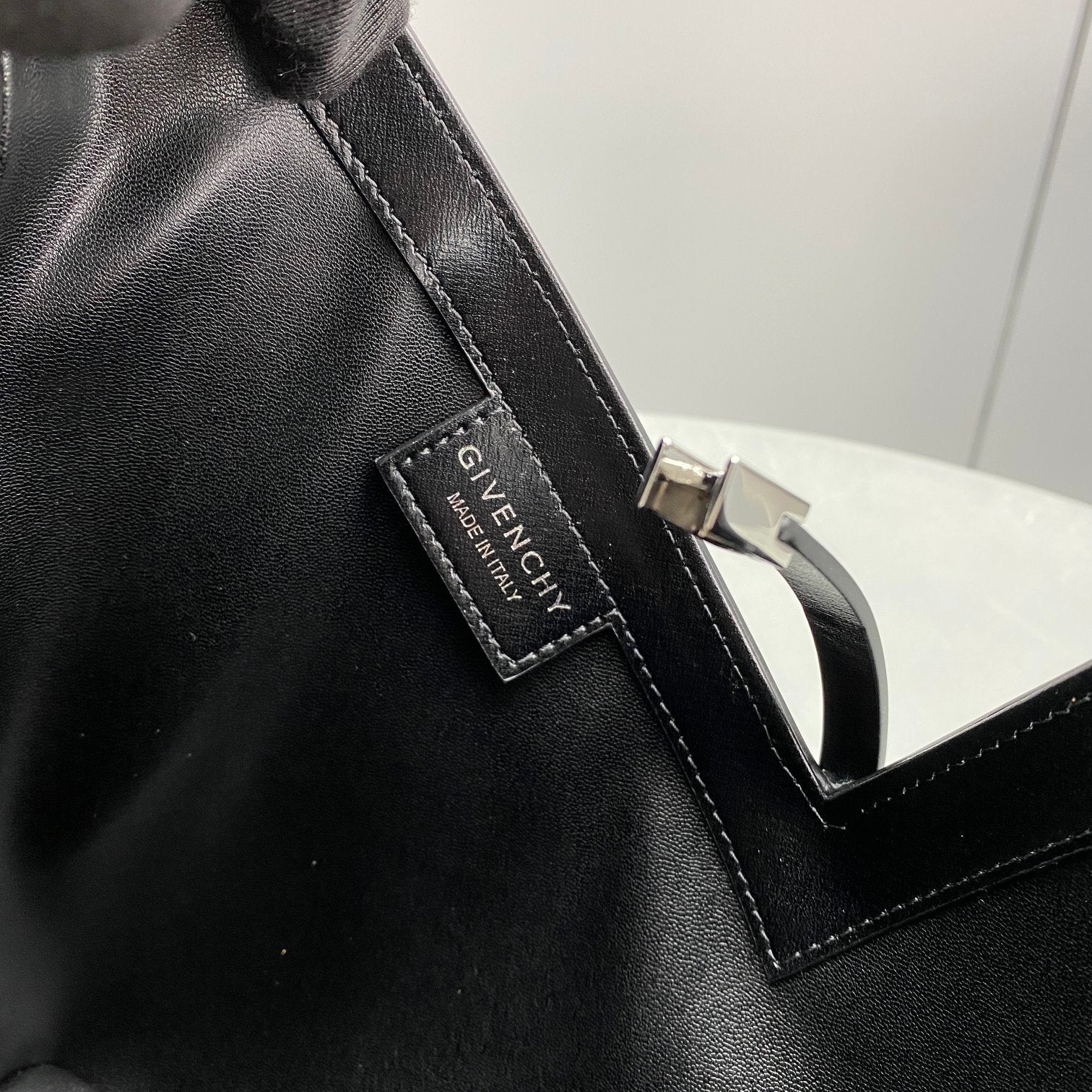 gv Small Cut Out Bag Black For Women, Handbags, Shoulder Bags 10.6in/27cm GVC 