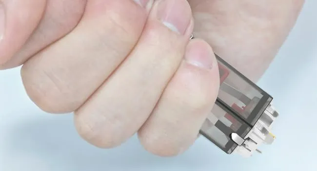 KEMOVE P10 semi-automatic switch puller gripping a keyboard switch