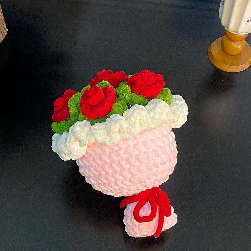 Handmade Diy Woven Ice Line Holding A Rose Bouquet Finished Homemade Crochet Material Mother'S Day Anniversary Gift