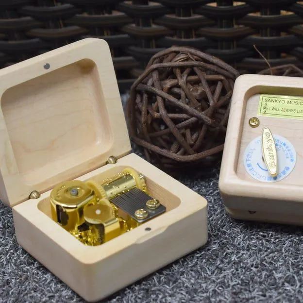 Personalized maple wood music box, Birth Flower music box, Birthday Gift, Gift for Her, Gift for Wife, Gift for Daughter