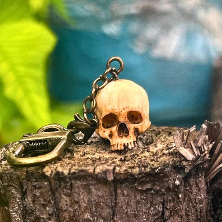 Personalized Hand-Painted Skull Keychain for Punk Style - Halloween Horror Keychain - Fast Delivery