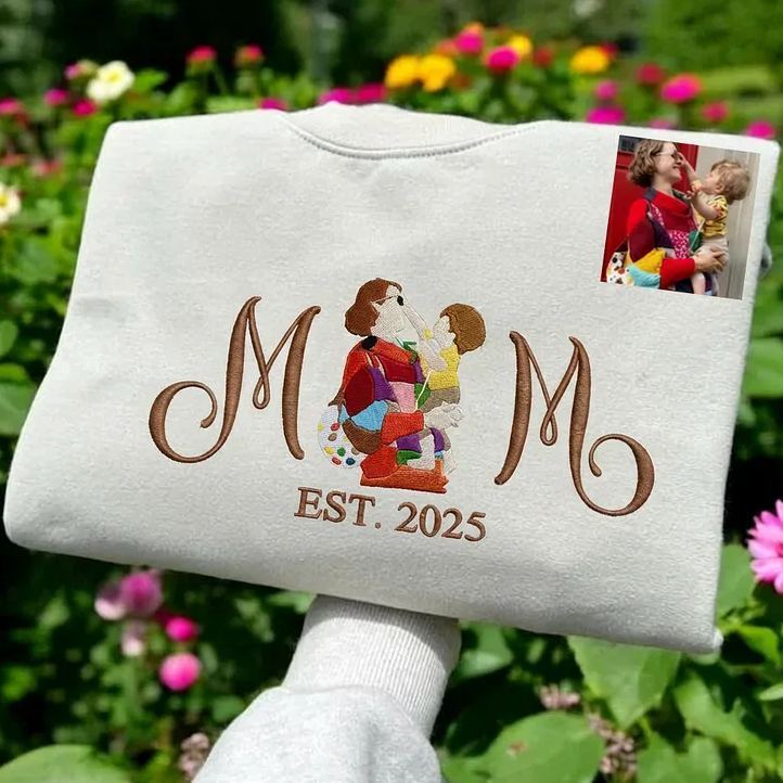 Custom Embroidered Mum Sweatshirt with Mum Kids Portrait - PhotoMoonLamp
