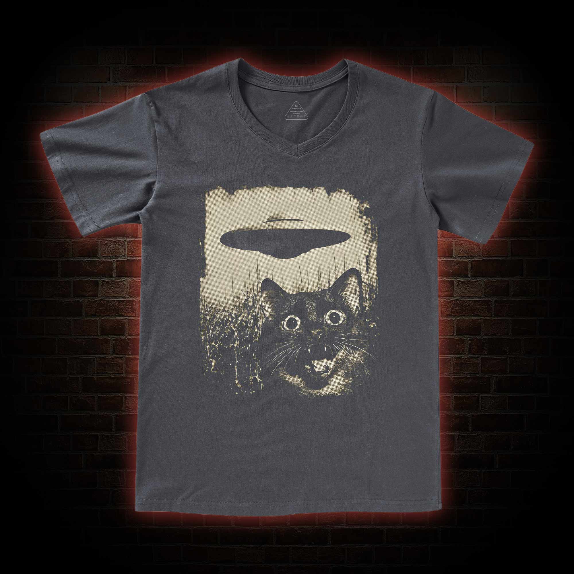 UFO & Cat   V-Neck Classic T-Shirt