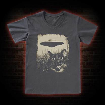 UFO & Cat   V-Neck Classic T-Shirt