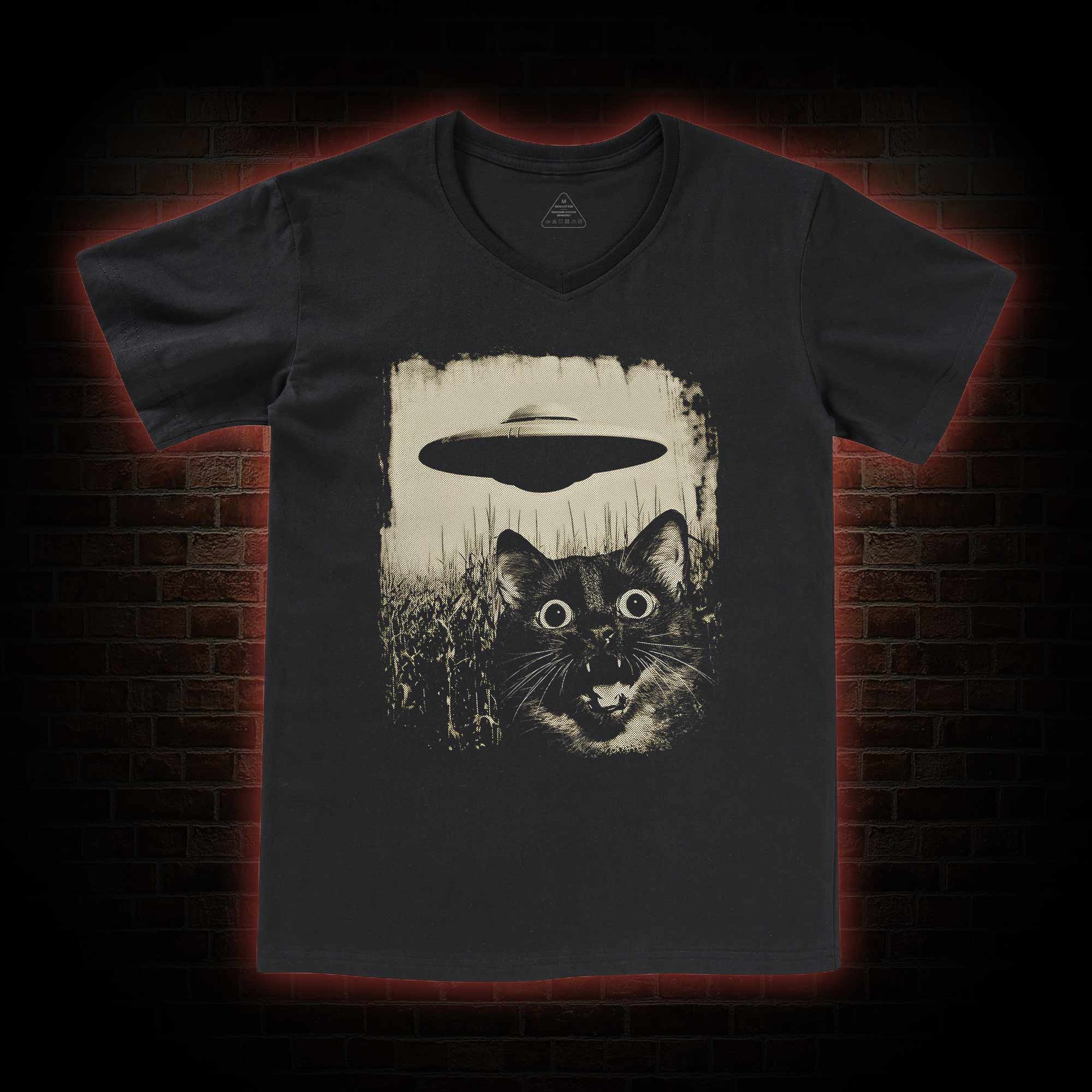 UFO & Cat   V-Neck Classic T-Shirt