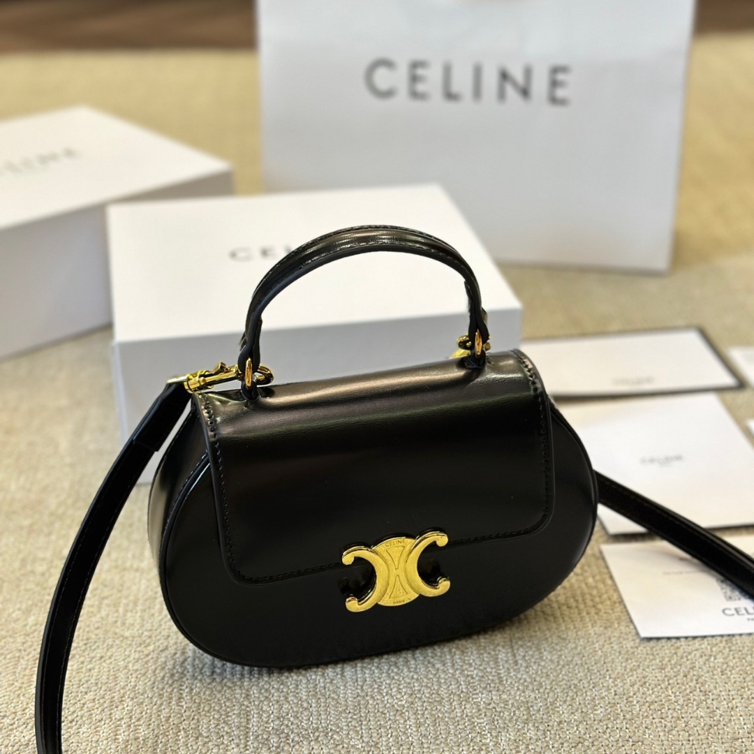 CE BESACE CLEA SQUARE FLAP BAG IN SHINY CALFSKIN BLACK 20CM