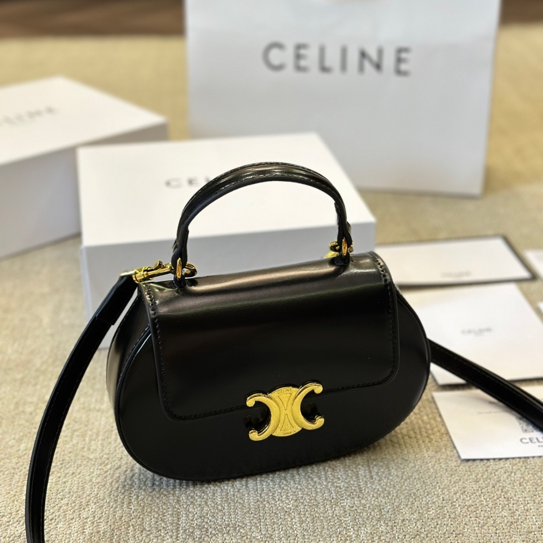 CE BESACE CLEA SQUARE FLAP BAG IN SHINY CALFSKIN BLACK 20CM