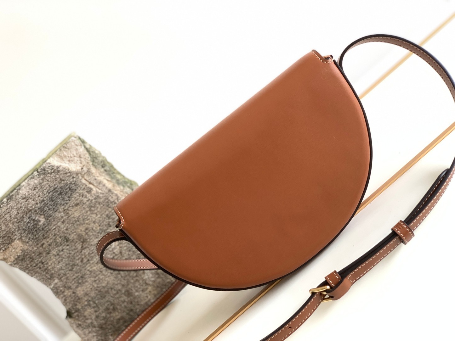 CE BESACE CUIR TRIOMPHE IN SMOOTH CALFSKIN TAN 111233DU304LU