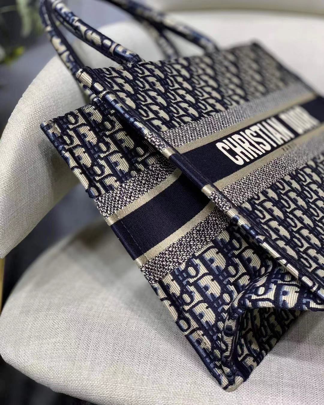 DOR MEDIUM BOOK TOTE BLUE DOR OBLIQUE EMBROIDERY 36CM M1296ZRIW M928