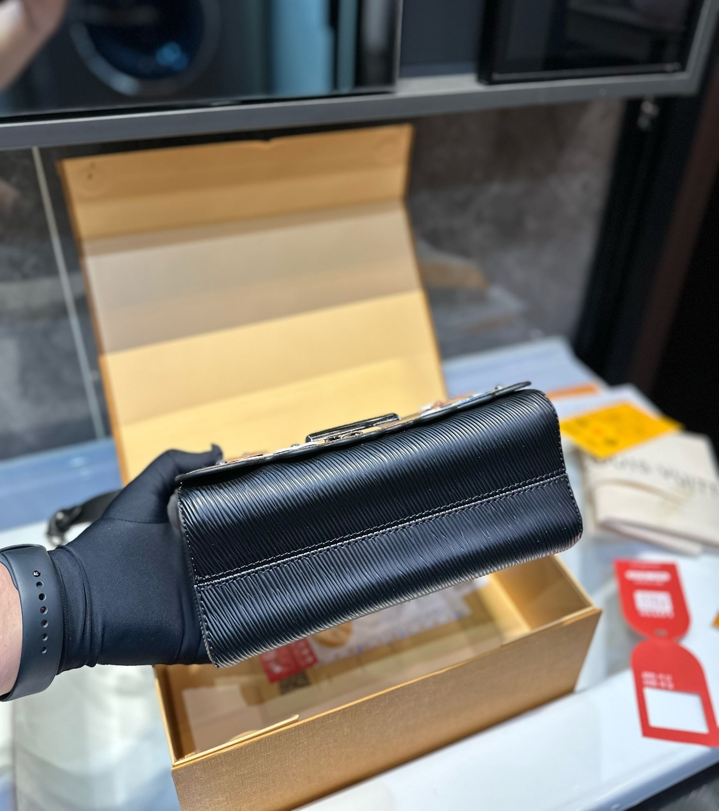 LV EPI LEATHER LIMITED EDITION FLOWER TWIST BAG BLACK 23CM