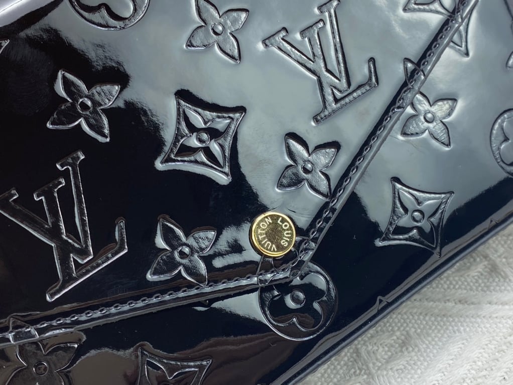 LUV POCHETTE FELICE AMARANTE MONOGRAM VERNIS BLACK 21CM