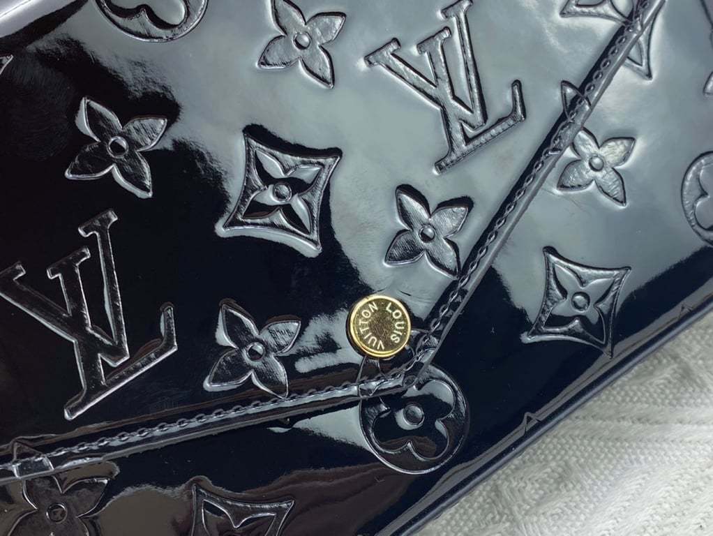 LUV POCHETTE FELICE AMARANTE MONOGRAM VERNIS BLACK 21CM