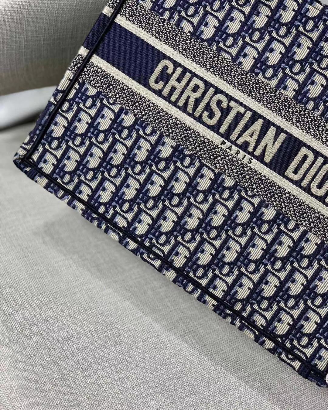 DOR MEDIUM BOOK TOTE BLUE DOR OBLIQUE EMBROIDERY 36CM M1296ZRIW M928