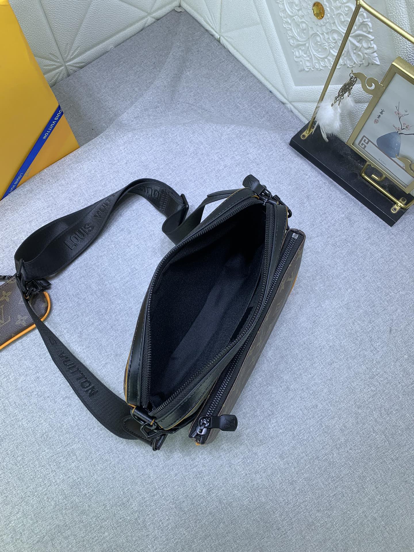 LV TRIO MESSENGER RADIANT SUN 25CM M46694