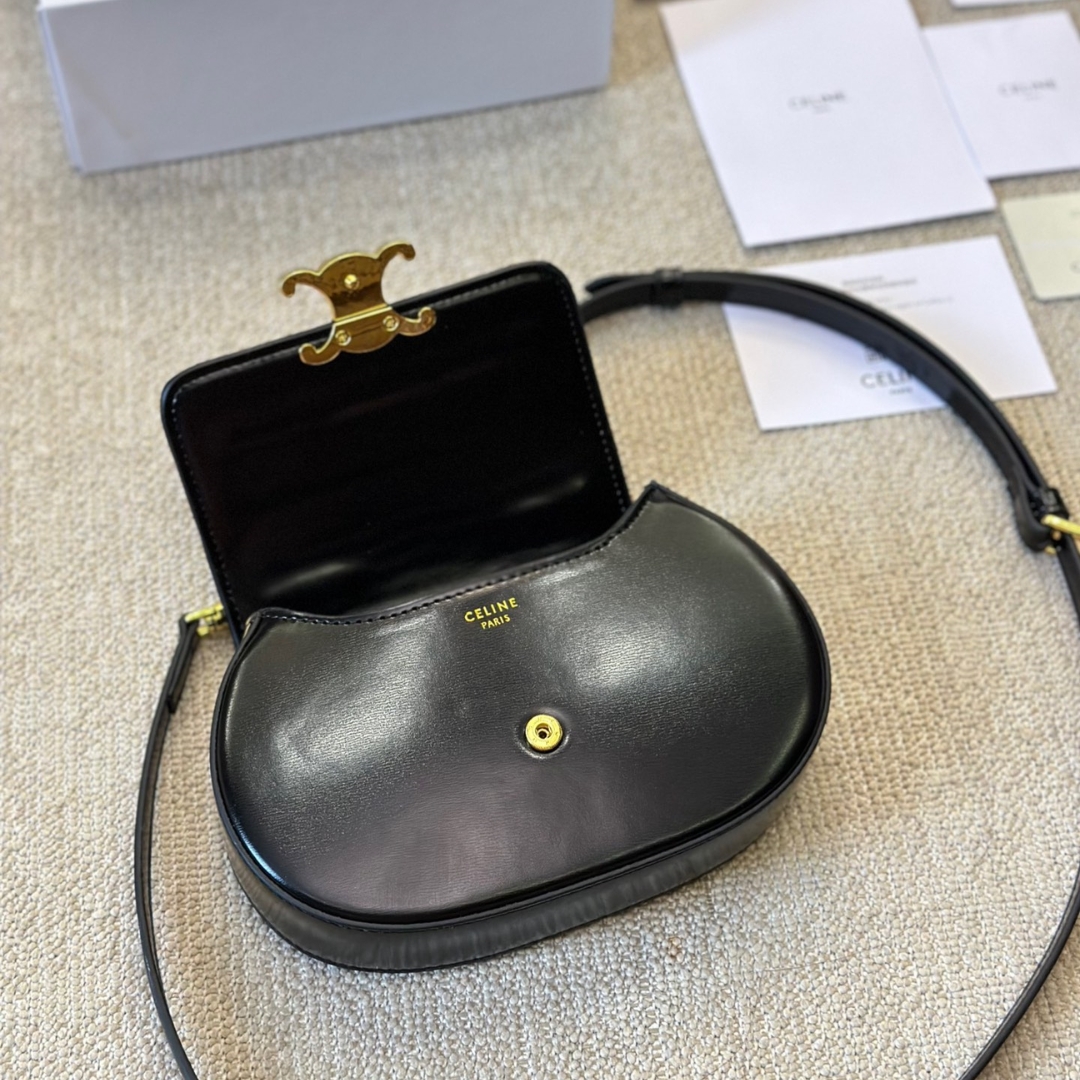 CE BESACE CLEA SQUARE FLAP BAG IN SHINY CALFSKIN BLACK 20CM