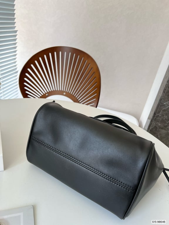 CE SMALL CABAS DRAWSTRING CUIR TRIOMPHE IN SMOOTH CALFSKIN BLACK 24CM