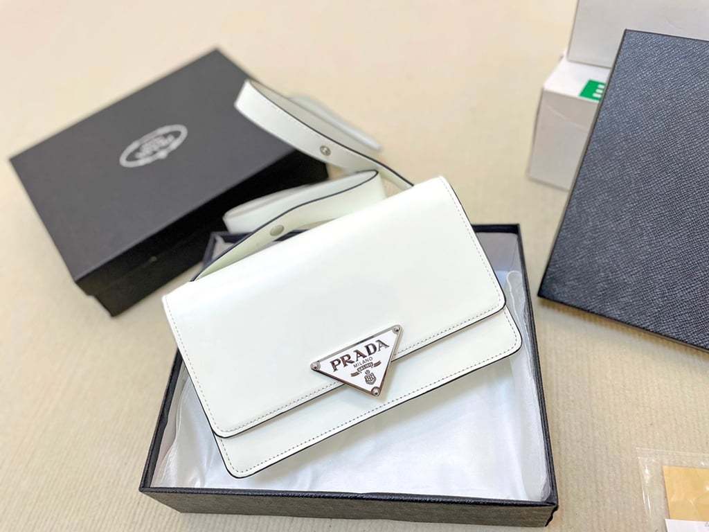 PR EMBLEME BRUSHED-LEATHER BAG WHITE 1BD321_ZO6_F0PG7_V_OTO