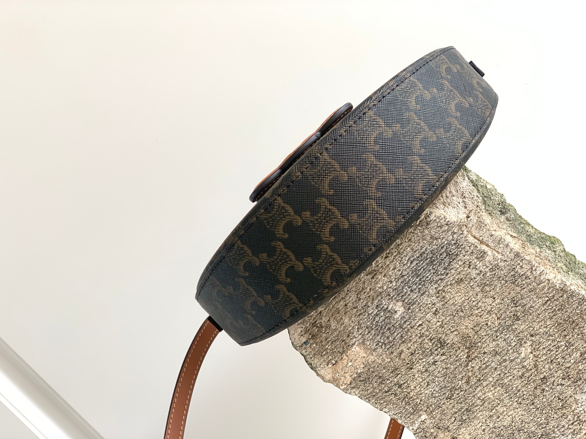 CE BESACE CUIR TRIOMPHE IN TRIOMPHE CANVAS AND CALFSKIN TAN 111232DNK04LU