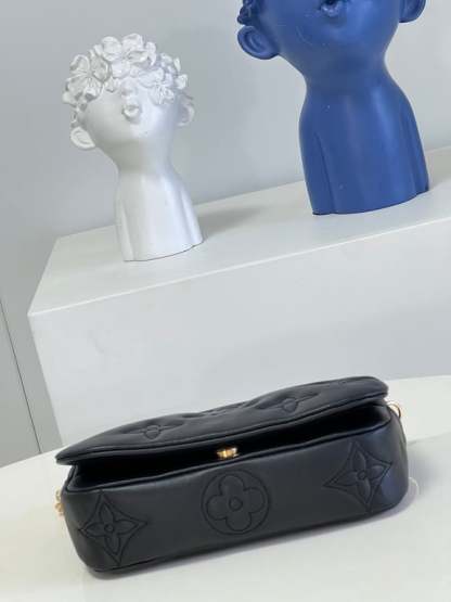 LUV WALLET ON STRAP BUBBLEGRAM BLACK