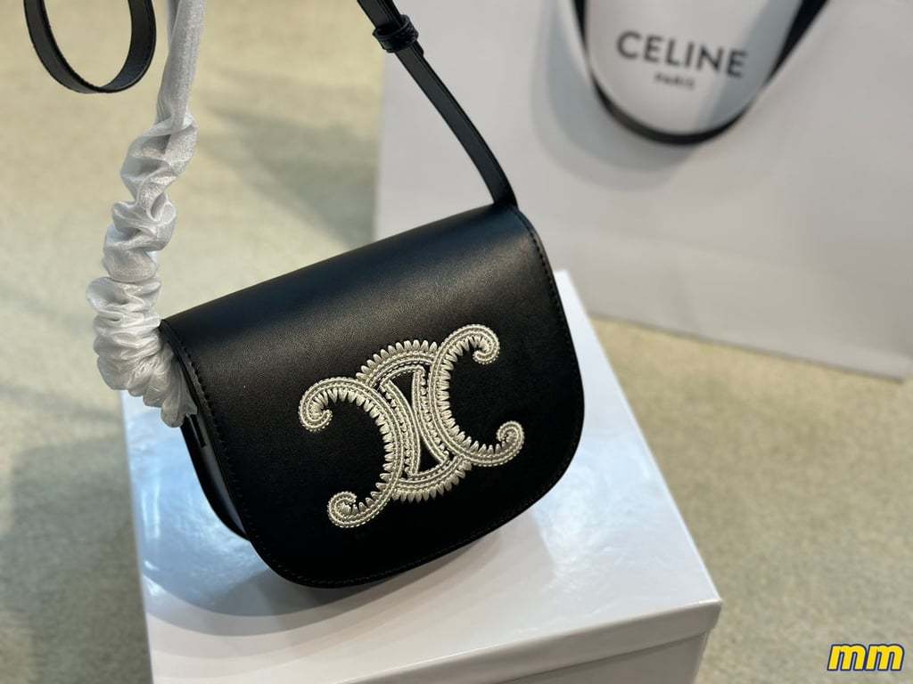 CE FOLCO CUIR TRIOMPHE IN SMOOTH CALFSKIN WITH TRIOMPHE EMBROIDERY BLACK 19CM