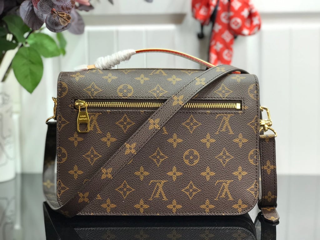 LUV MONOGRAM CANVAS POCHETTE METIS 25CM M44875