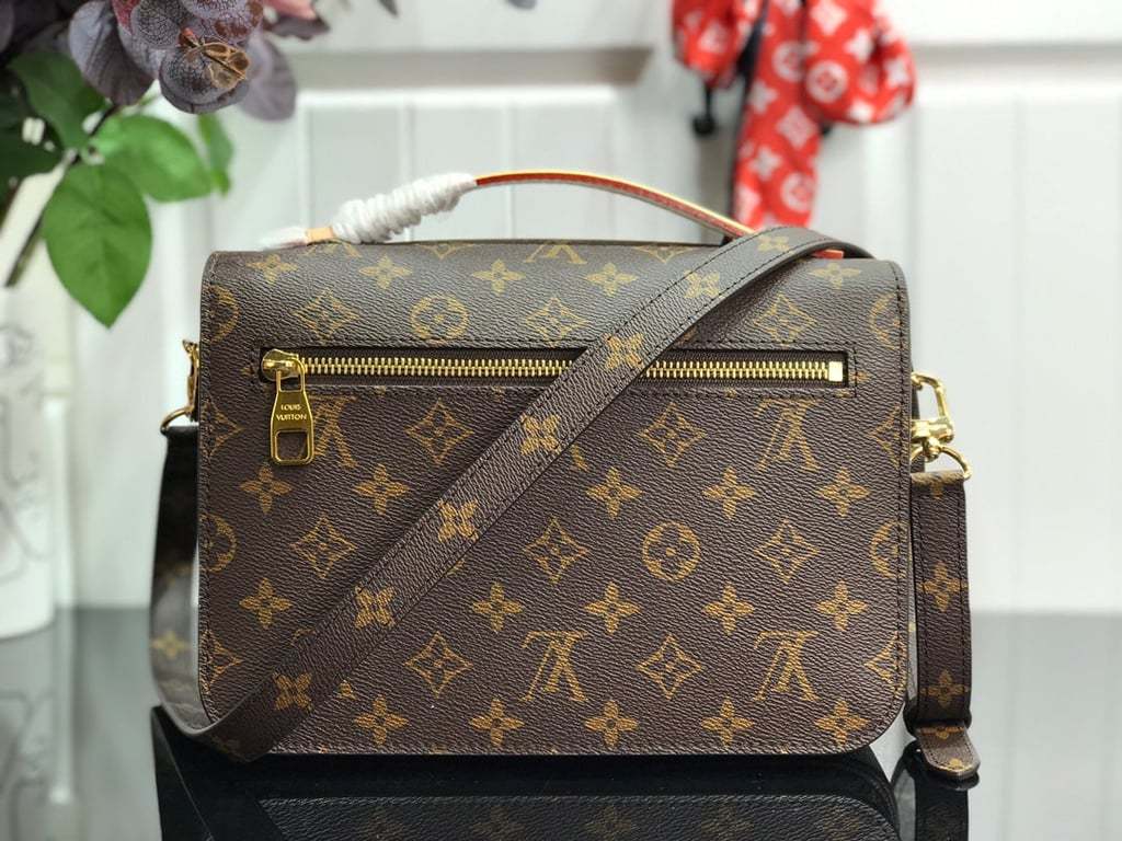 LUV MONOGRAM CANVAS POCHETTE METIS 25CM M44875