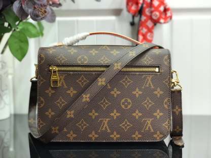 LUV MONOGRAM CANVAS POCHETTE METIS 25CM M44875
