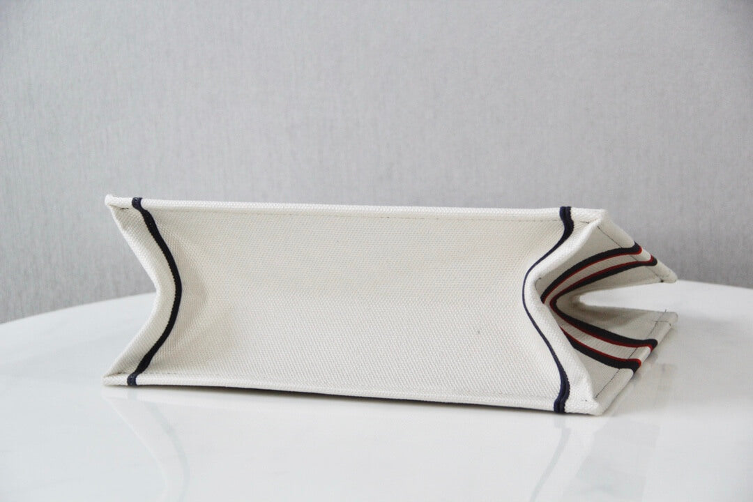 DO1286 Book Tote DIRrAlps 36.5cm 41.5cm Oblique Embroidery white red-3