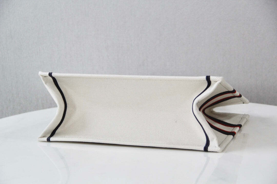 DO1286 Book Tote DIRrAlps 36.5cm 41.5cm Oblique Embroidery white red-3