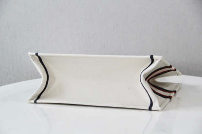 DO1286 Book Tote DIRrAlps 36.5cm 41.5cm Oblique Embroidery white red-3