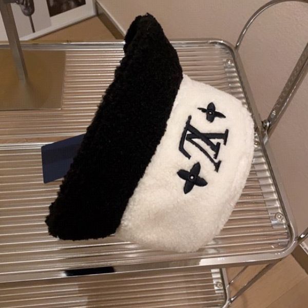LV SHEEPSKIN BUCKET HAT WHITE AND BLACK