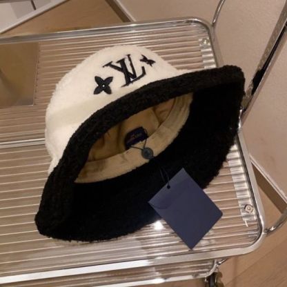 LV SHEEPSKIN BUCKET HAT WHITE AND BLACK