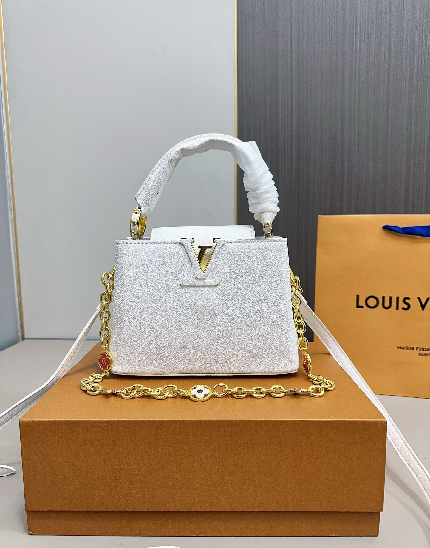 LV CAPUCINES MINI WHITE 21CM M23718