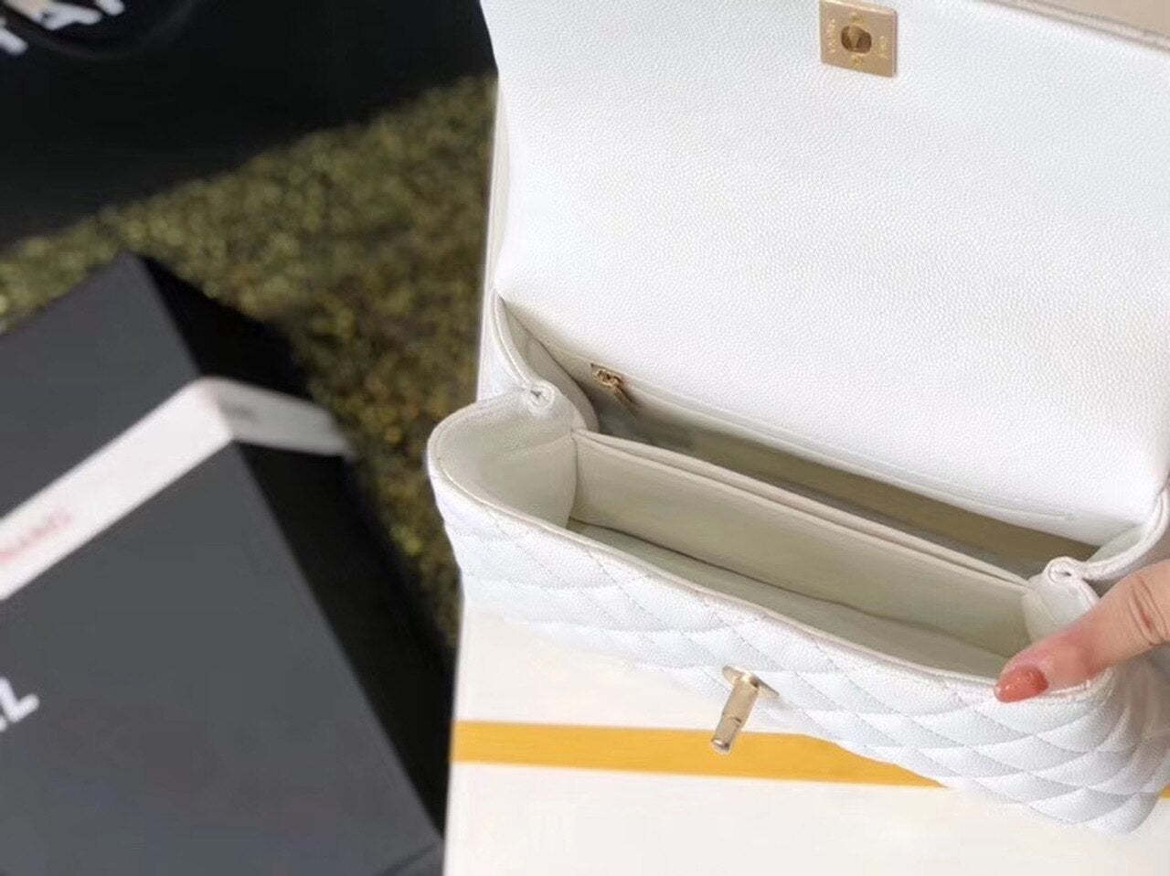 Chanel Coco Handle Quilted Lizard Handle Bag 24cm Caviar Leather Gold Hardware Spring/Summer Act 1 Collection, White