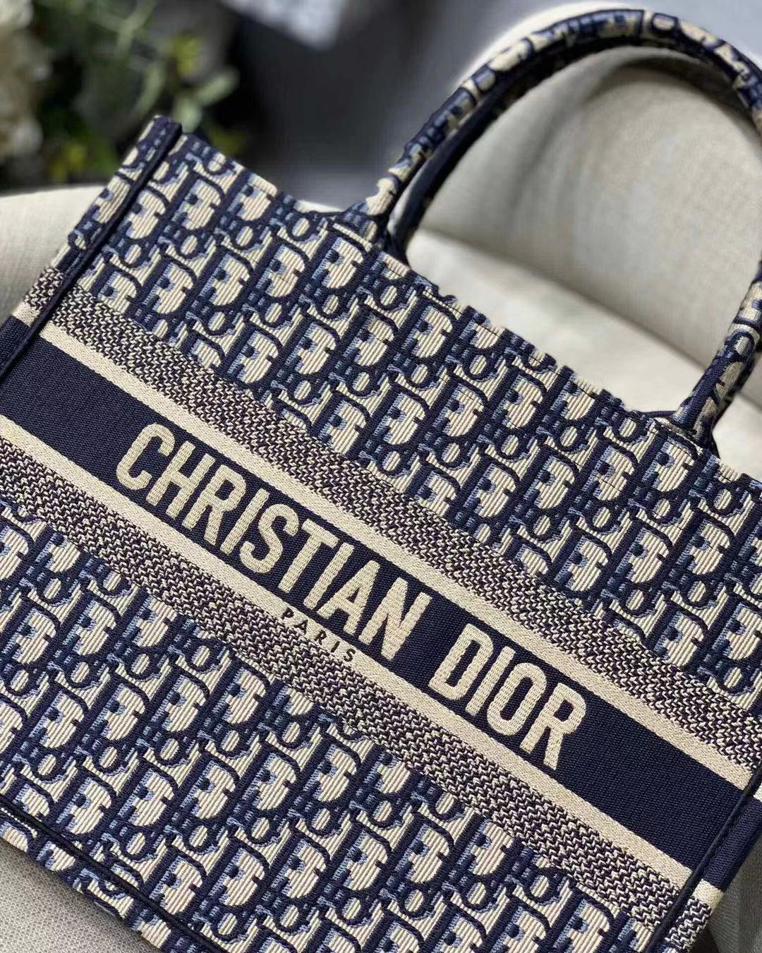 DOR MEDIUM BOOK TOTE BLUE DOR OBLIQUE EMBROIDERY 36CM M1296ZRIW M928