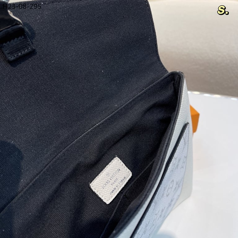 LUV OUTDOOR FLAP MESSENGER MONOGRAM TAIGARAMA 27CM M30411