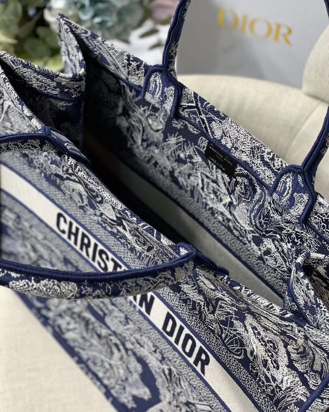 DOR LARGE BOOK TOTE BLUE TOILE DE JOUY REVERSE EMBROIDERY M1286ZRGO_M928