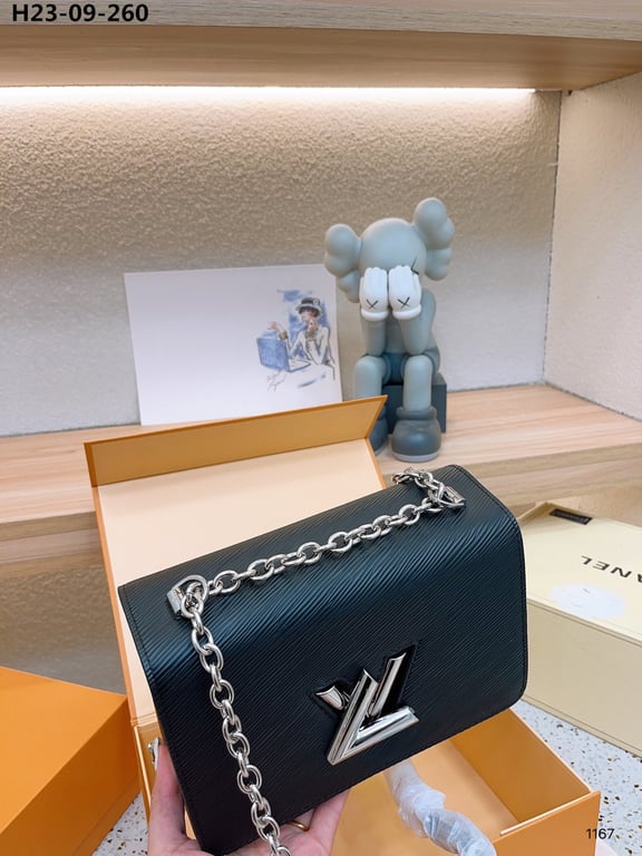 LUV TWIST MM BAG BLACK 23CM M21110