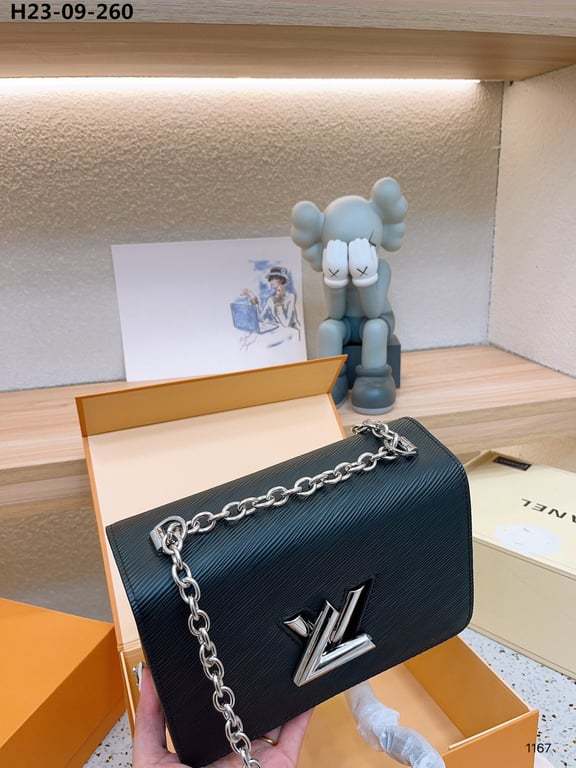 LUV TWIST MM BAG BLACK 23CM M21110