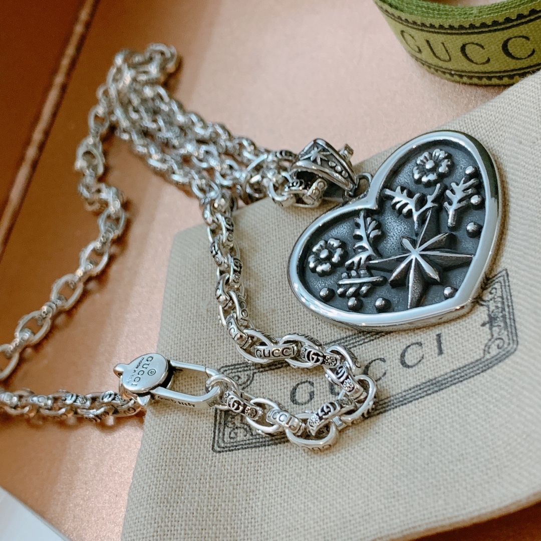 GG HEART NECKLACE
