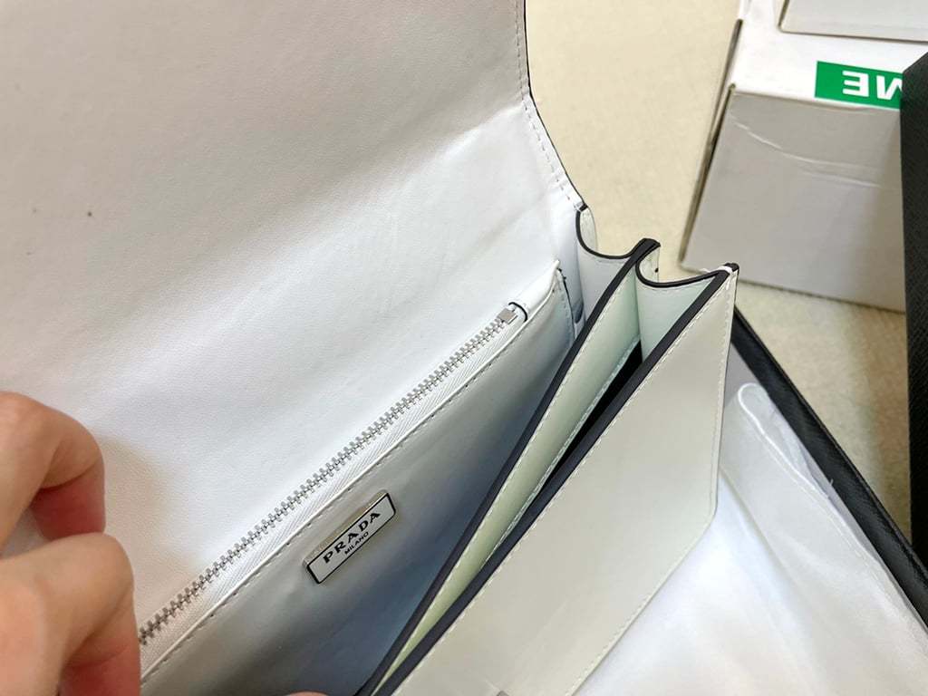 PR EMBLEME BRUSHED-LEATHER BAG WHITE 1BD321_ZO6_F0PG7_V_OTO