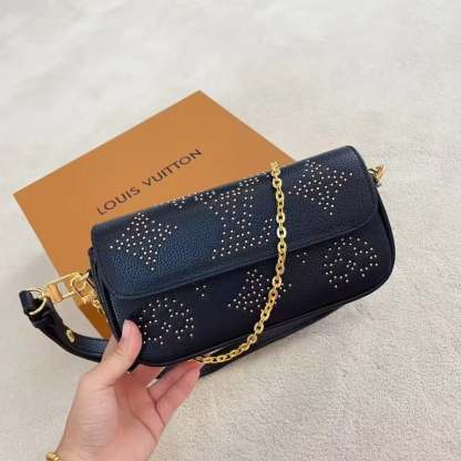 LUV WALLET ON CHAIN IVY BLACK 22CM M82653