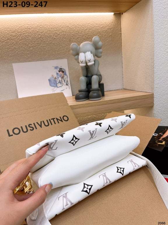 LUV BOLSO COUSSIN PM MONOGRAM WHITE 26CM