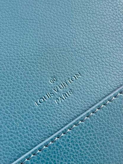 LV Messenger Grain Blue For Men, Bags, Shoulder And Crossbody Bags 11in/28cm LV M59327