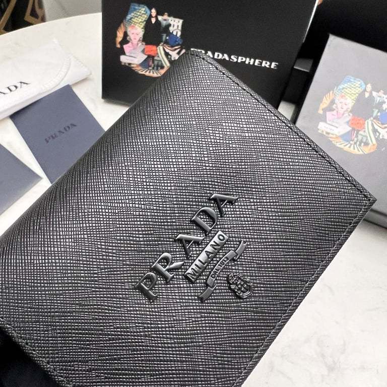 PR SAFFIANO MONOCHROME FLAP SMALL WALLET FULL BLACK 10CM 1MV204 QWA F0002